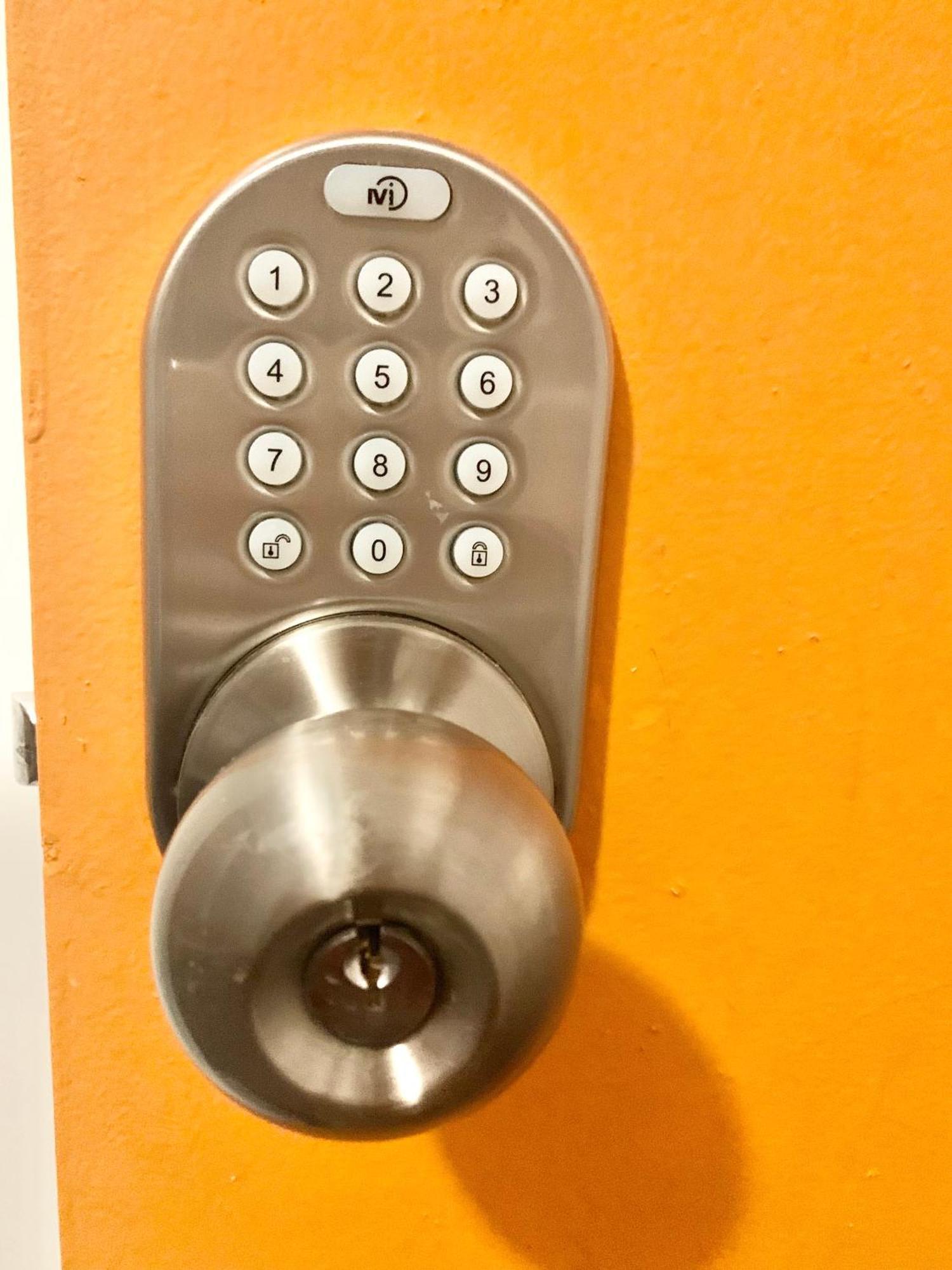 Women Only Rooms - Men Only Rooms - Free Wifi - Coffee Parking - Lockers Μαϊάμι Εξωτερικό φωτογραφία